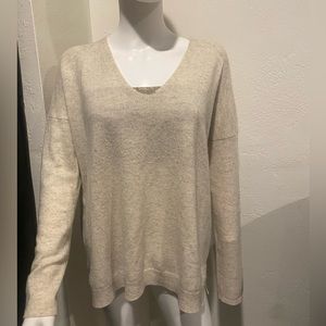 Vince 100% cashmere Weekend V-Neck Sweater, white cream, size Small